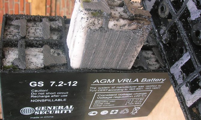 Článok bezúdržbovej AGM VRLA olovo-kyselinovej batérie.